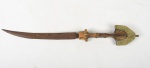 COLECIONISMO - ARMARIA - Antiga adaga persa confeccionada em madeira, aço e placa de cobre. Med.: 42 cm.