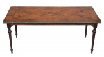 LUIZ XVI - Mesa de centro francesa em madeira nobre ricamente machetada com cercadura em metal vazado, tampo necessita de pequenos reparos. Med.: 45 x 1,10 x 49 cm.