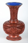 Antigo e elegante vaso em laca chinesa ricamente trabalhado em altos e baxos relevo e interior com esmalte na cor azul. med.: 20 cm.