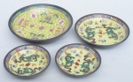 Lote constando quatro pratos de coleção chineses em porcelana ricamente policromada com fundo amarelo e corpo forrado em estanho.