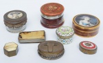 COLECIONISMO - Lote constando oito pequenas caixas de coleção sendo uma delas vitoriana do Séc. XIX em cristal e bronze com camafeu e marfim.