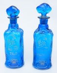 Par de raros vidros de farmácia art nouveau franceses pintados a mão a fio de ouro na cor azul com relevos com as inscrições para "Agua Destilada Tilo" e "Vinac Aromat", peças raras especial para colecionadores. Med.: 30 cm.