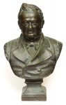 Escultura europeia em bronze, representando busto masculino ( homem com casaca e gravata borboleta ) Med: 27 cm x 17 cm