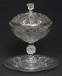 Bellíssima compoteira de coleção em cristal translúcido, do século XIX,  finamente lapidado, acompanha presentoir. Med: 25 cm