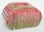 Antiga biscoiteira de coleção art decô em faiança " Checa " ricamente policromada nas cores rosa e verde predominante, marcada e numerada na base, especial para colecionadores.  Med.: 14 x 20 x 12 cm.