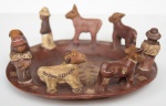 ARTE POPULAR -SUL-AMERICANA - Cerâmica artesanal feita em barro cozido feita a mão com animais e figuras em relevo. Med.: 9 x 27 cm.