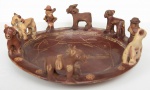 ARTE POPULAR -SUL-AMERICANA - Cerâmica artesanal feita em barro cozido feita a mão com animais e figuras em relevo. Med.: 9 x 21 cm.