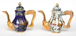 Par de lindos bules de coleção chineses confeccionados em cloisonné multicoloridos com riquíssimo trabalho a folha de ouro, alças representando " dragões " nas cores azul e branco predominantes. Med.: 12 x 13 cm.