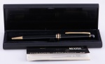 COLECIONISMO, MONT BLANC - Caneta esferográfica de coleção modelo "Starwalker fine line" em laca negra com detalhes em plaquedor, estojo original, acompanha certificado.