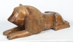 ARTE POPULAR - Gerald Barros - Grande escultura confeccionada em monobloco de madeira nobre representando "Leão" em repouso. Med.: 30 x 80 x 25 cm.