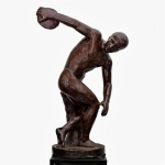Escultura em ferro patinado representando "Discóbulo de Miron". Med.: 80 x 59 cm.