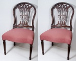 Antigo Par de cadeiras estilo ingles vitoriano, em madeira nobre, assento forrado em tecido vinho. Obs.: Uma delas com o encosto quebrado.