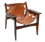 SERGIO RODRIGUES - Cadeira de braço, modelo Kilim, confeccionada em jacarandá com assento e encosto em couro sola na cor marrom. Obs.: Couro no estado.