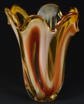 Belíssimo vaso decorativo em vidro de murano na cor bege, milk glass e translúcido, borda ondulada. Med.: 36 x 29 cm.