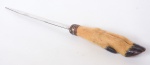 COLECIONISMO - Espátula para abrir cartas com cabo em pata de "veado" e lâmina em aço. Med.: 23 cm.