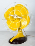 FRANKLIN - Antigo ventilador de mesa art decô circa 1940 nas cores amarelo, negro, branco, preto e vermelho, com regulagem de velocidade, funcionando perfeitamente. Med.: 40 x 30 cm. Obs.: Parte de trás esta quebrado