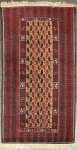 Belíssimo tapete persa feito a mão, na cor predominante vermelha com decoração "Geométrica". Med.: 1,73 x 96 cm.