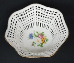 Bowl em porcelana Romena, transada com decoração floral ao centro. Med.: 5,5 x 14 cm.