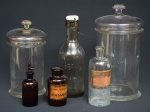 Conjunto constando seis antigos potes e frascos de farmácia de tamanhos e modelos diferentes. Med.: 13 x 7 à 33 x 16 cm.
