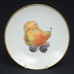 BAVARIA - Lindo prato em porcelana Alemã, decorativo, decorado com amoras e peras,  borda filetada à ouro. Selado na base. Med.: 19,5 cm.