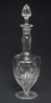 BOHEMIA - Belíssimo licoreiro em cristal da bohemia translúcido finamente lapidado com estrela ao fundo e tampa em forma de pinha. Med.: 38 cm.