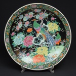 YAMATOKU - Fabuloso medalhão palaciano em porcelana japonesa pasta dura, ricamente policromado decorado com peônias e aves do paraíso, peça de rara beleza, circa 1920. Med.: 55 cm.