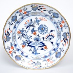 MEISSEN - Belíssimo prato em porcelana alemã do Séc. XIX, padronagem "Rich Onion" com rica policromia e douração. Med.: 24 cm.