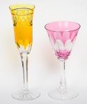 BACCARAT - Conjunto com duas taças de pé alto de coleção em cristal francês sendo uma rubi e translúcido e uma amarela e translúcido.