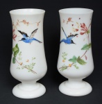 Par de maravilhosos e raros vasos em opalina francesa do Séc. XIX na cor branca decorados com flores e pássaros pintados a mão. med.: 30 x 14 cm.