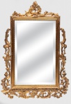 LUIS XV - Belíssimo espelho em cristal belga bisotado ricamente emoldurado em madeira nobre foleado a ouro. Med.: 122 x 85 cm.