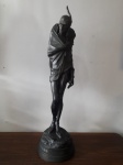 Linda escultura em bronze representando MEPHISTOPHEL. Med.: 75 x 25 cm.