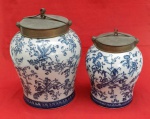 Lote com dois potes de ceramica esmaltada azul e branco com tampas de bronze, tendo 29cm de altura o maior.