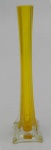 Floreiro solitário em vidro amarelo, base quadrada com pontas. altura 30cm.