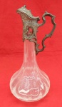 Jarra bojuda, executada em cristal com gargalo e alça de metal prateado. altura 30cm