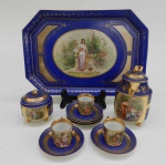 Jogo de café de porcelana Viena,azul royal e ouro, pintado à mão,composto de bandeja, bule de café, açucareiro, três xícaras e dois pires. Século XIX