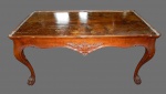 Delicada mesa de centro de madeira entalhada  50cm de alt, 99cm de comp, 50cm de prof.