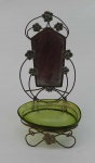 Espelho de lavatório em armação de metal decorado com flores, com recipiente de cristal verde, estilo e época art nouveau. altura 18cm