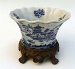 Bowl em porcelana japonesa, com cenas de paisagem em azul e branco,sobre base de metal ao gosto europeu. altura 19cm por 22cm por 19cm