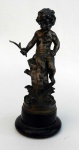 MOREAU - Peti Bronze representando criança. assinado. altura 19cm e base de madeira com 4 cm.