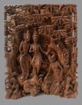 Placa em madeira entalhada, com tres figuras e um cervo,de origem asiática, representando divindades.altura 50cm x 40cm x 10cm
