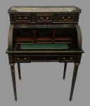 Pequeno bureau de madeira, com acabamentos de bronze polido,fechamento cilíndrico, com mármore no topo e três pequenas gavetas.Estilo Luis XVI. comprimento 78cm, profundidade 50cm
