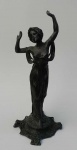 Escultura em bronze, representando figura feminina. Patina no estado e base de bronze. altura 66cm