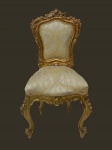 Cadeira de madeira entalhada e dourada, assento e encosto estofados em gorgurão, estilo Luís XV - 52cm x 40cm x 95cm
