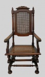 Cadeira de balanço de madeira e palhinha, pés de bolacha, com frontão e braços entalhados.Liceu de Artes e Ofícios de São Paulo. 60cm x 52cm x 115cm
