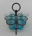 Jogo de 06 copos em vidro na cor azul, com suporte em metal prateado. alt 11cm