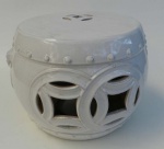 Garden seat de porcelana branca com recortes. China.Diâmetro 38 cm e altura 29 cm.