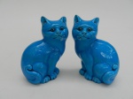 Par de gatos de cerâmica esmaltada turquesa.