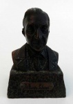 Pequeno busto em bronze, representando o Dr. Antonio de Oliveira Salazar. Altura 8.5cm
