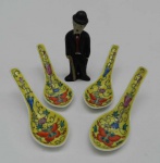 Lote com um biscuit representando a figura de Charlie Chaplin- alt 13cm - e mais quatro colheres de porcelana chinesa esmaltadas de amarelo com borboletas.