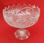 Fruteira de cristal lapidado com desenho de flores, pé central e borda recortada. diâmetro 25cm e altura 22cm
